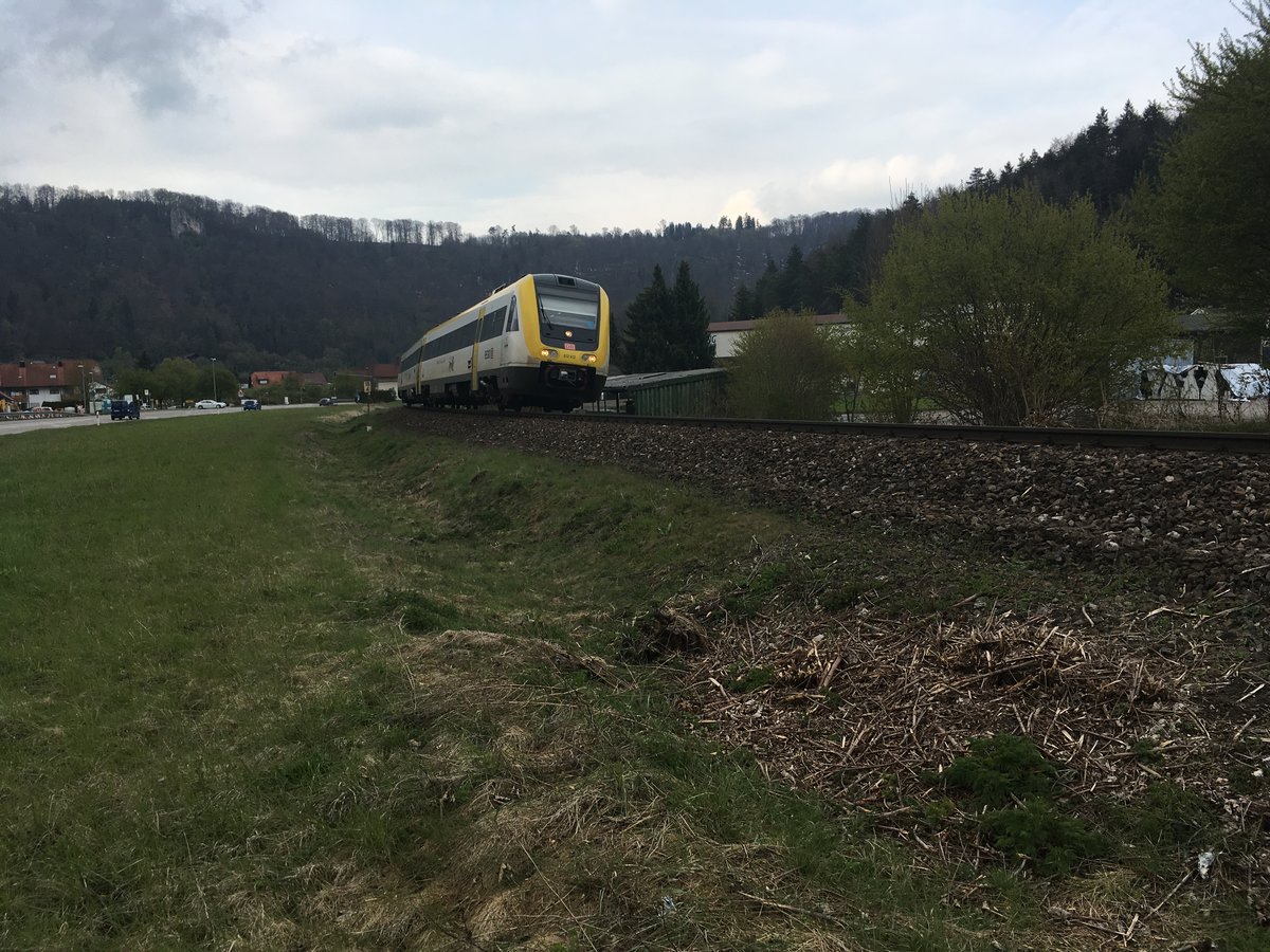 Der erste gelbe 612er kam mir heute vor die Kamera gefahren. 
612 612 als Re 22340 (Ulm Hbf - Sigmaringen)am 28.04.17 kurz nach Blaubeuren.