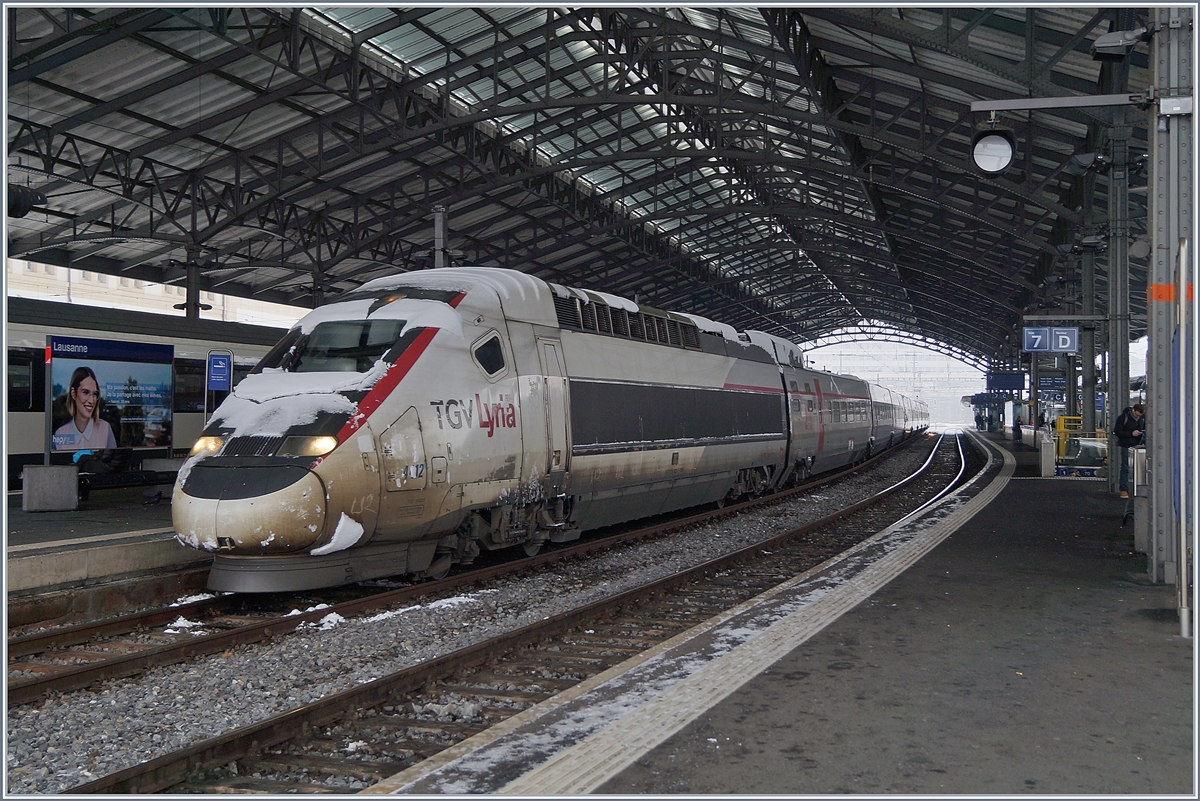 Der erste März, der Meteorologische Frühlingsanfang zeigt sich in Lausanne ziemlich winterlich: Der TGV Lyria 9264 wartet auf Gleis 6 auf die Abfahrt nach Paris.
1. März 2018
