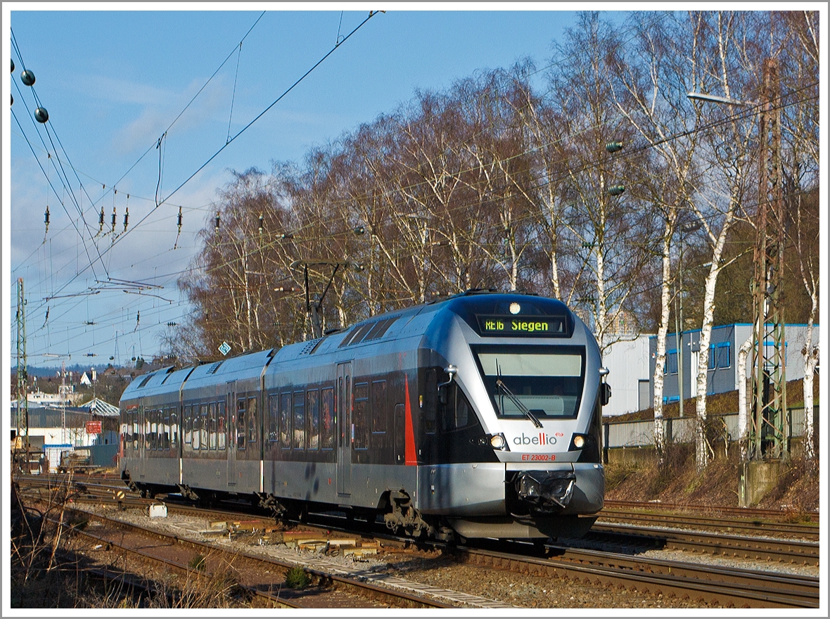 Der ET 23 002  Märkischer Kreis  der Abellio Rail NRW GmbH  (3-teiliger Stadler Flirt EMU 2 bzw. BR 0427), als RE 16  Ruhr-Sieg-Express  (Essen - Hagen - Siegen), hat am 02.02.2014 den Bahnhof Kreuztal verlassen und rauscht weiter in Richtung Siegen. 

Der FLIRT wurde 2007 von Stadler unter der Fabriknummer 37659 gebaut. Er ist von Macquarie Rail (vormals CBRail) geleast bzw. gemietet. 

Der Triebzug hat die NVR-Nummern 94 80 0427 101-1 D-ABRN / 94 80 0827 101-7 D-ABRN / 94 80 0427 601-0 D-ABRN.

