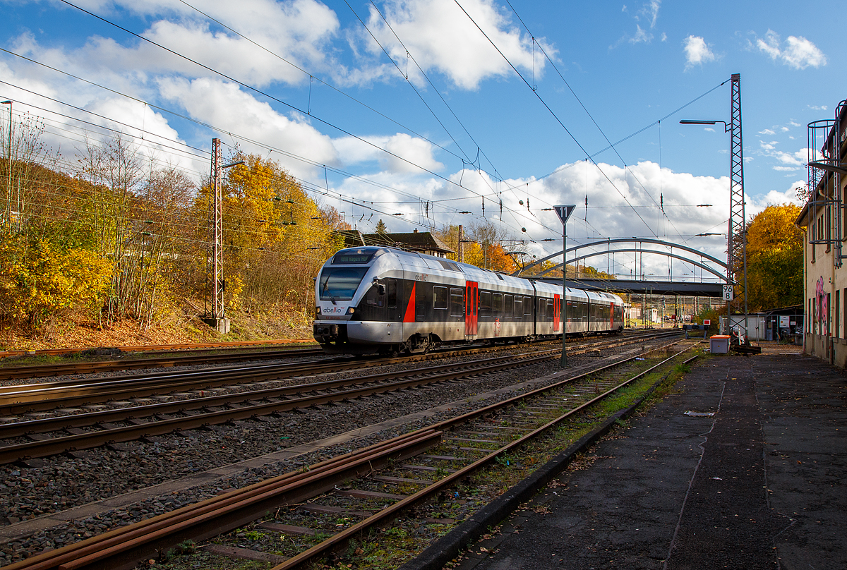 Der ET 23 2106  Plettenberg , ex ET 23006, ein 3-teiliger Stadler Flirt der Abellio Rail NRW fährt am 01.11.2021, als RB 91  Ruhr-Sieg-Bahn  (Siegen - Hagen) durch Kreuztal und erreicht gleich den Bahnhof Kreuztal. 

Der FLIRT wurde 2007 von Stadler Pankow GmbH in Berlin unter der Fabriknummern 37674 / 37673 / 37675 gebaut und wurde 2014 modernisiert. Der Triebzug ist von Macquarie Rail (vormals CBRail) geleast bzw. gemietet.

Technische Daten:
Spurweite: 1.435 mm (Normalspur)
Achsformel: Bo'2'2'Bo'
Länge über Scharfenberg-Kupplung: 58.166 mm
Breite: 2.880 mm
Höhe: 4.185 mm
Achsabstände im Drehgestell: 2.700 mm
Triebraddurchmesser: 860/800 mm (neu/abgenutzt)
Laufraddurchmesser: 750/690 mm (neu/abgenutzt)
Dauerleistung am Rad: 2.000 kW
Max. Leistung am Rad: 2.600 kW
Anfahrzugkraft: 200 kN
Max. Beschleunigung bis 80 km/h: 1,01 m/s²
Höchstgeschwindigkeit: 160 km/h
Leergewicht: 100 t
Speisespannung: 15 kV, 16 1/3 Hz
Sitzplätze: 16 (1. Kl.) / 116 (2. Kl.) / 45 Klappsitze