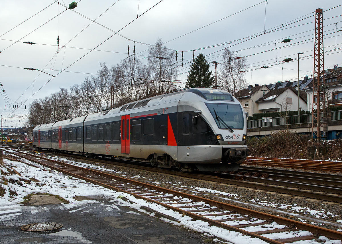 Der ET 23 2107 (94 80 0427 106-0 D-ABRN / 94 80 0827 106-6 D-ABRN / 94 80 0427 606-9 D-ABRN), ex ET 23007, ein 3-teiliger Stadler FLIRT der Abellio Rail NRW GmbH fährt am 14.01.2021, als RB 91  Ruhr-Sieg-Bahn  (Hagen - Finnentrop - Kreuztal – Siegen), von Kreuztal weiter in Richtung Siegen.