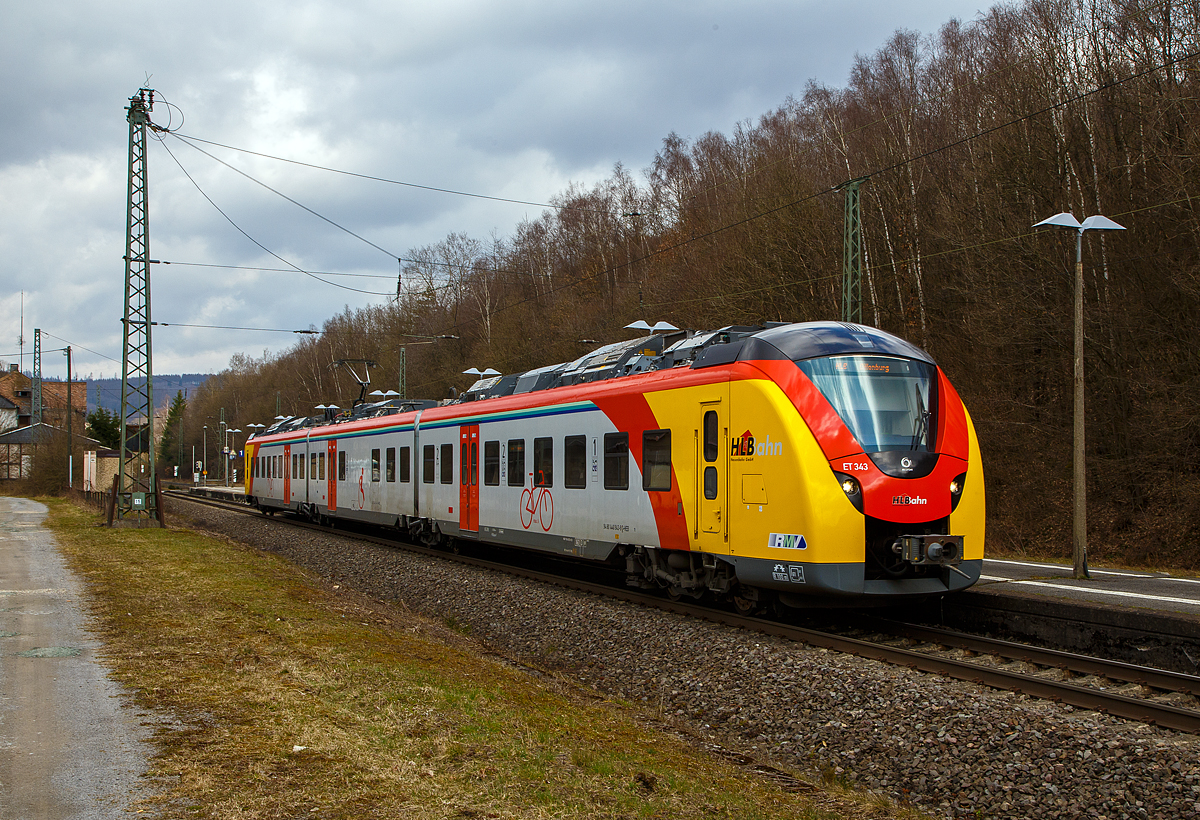Der ET 343 (94 80 1440 343-0 D-HEB / 94 80 1441 843-8 D-HEB / 94 80 1441 843-8 D-HEB) ein dreiteiliger Alstom Coradia Continental der HLB (Hessische Landesbahn) verlässt am 26.03.202, als RB 95  Sieg-Dill-Bahn  Siegen - Dillenburg, den Bahnhof Dillbrecht in Richtung Dillenburg.

Der Triebzug wurde 2018 von ALSTOM Transport Deutschland GmbH in Salzgitter gebaut. Die Hessische Landesbahn hat insgesamt 30 neue Niederflur-Elektrotriebzüge vom Typ Alstom Coradia Continental gekauft, 17 vierteilige und 13 dreiteilige ET.

TECHNISCHE DATEN der BR 1440.3 (dreiteilig):
Hersteller: Alstom Transport Deutschland GmbH
Spurweite: 1.435 mm
Achsfolge: Bo‘(2‘)(Bo‘)Bo‘ in Klammern Jakobs-Drehgestelle
Länge über Kupplung: 56.900 mm
Breite: 2.920 mm
Drehzapfenabstände: 15.500 / 16.400 / 15.500 mm
Achsabstand im Enddrehgestell: 2.400 mm
Achsabstand im Drehgestell: 2.700 mm
Maximale Höhe (über SO): 4.280 mm
Eigengewicht: 119,8
Minimaler befahrbarer Gleisbogen Werkstatt/Betrieb: 100/150 m
Niederfluranteil: ca. 89 %
Sitzplätze: 173 (davon 12 in der 1. Klasse)
Stromsystem: 15 kV / 16,7 Hz
Höchstgeschwindigkeit: 160 km/h
Nennleistung: 2.520 kW
Anzahl Fahrmotoren: 6
Zugbeeinflussungs-System: LZB / PZB 90
