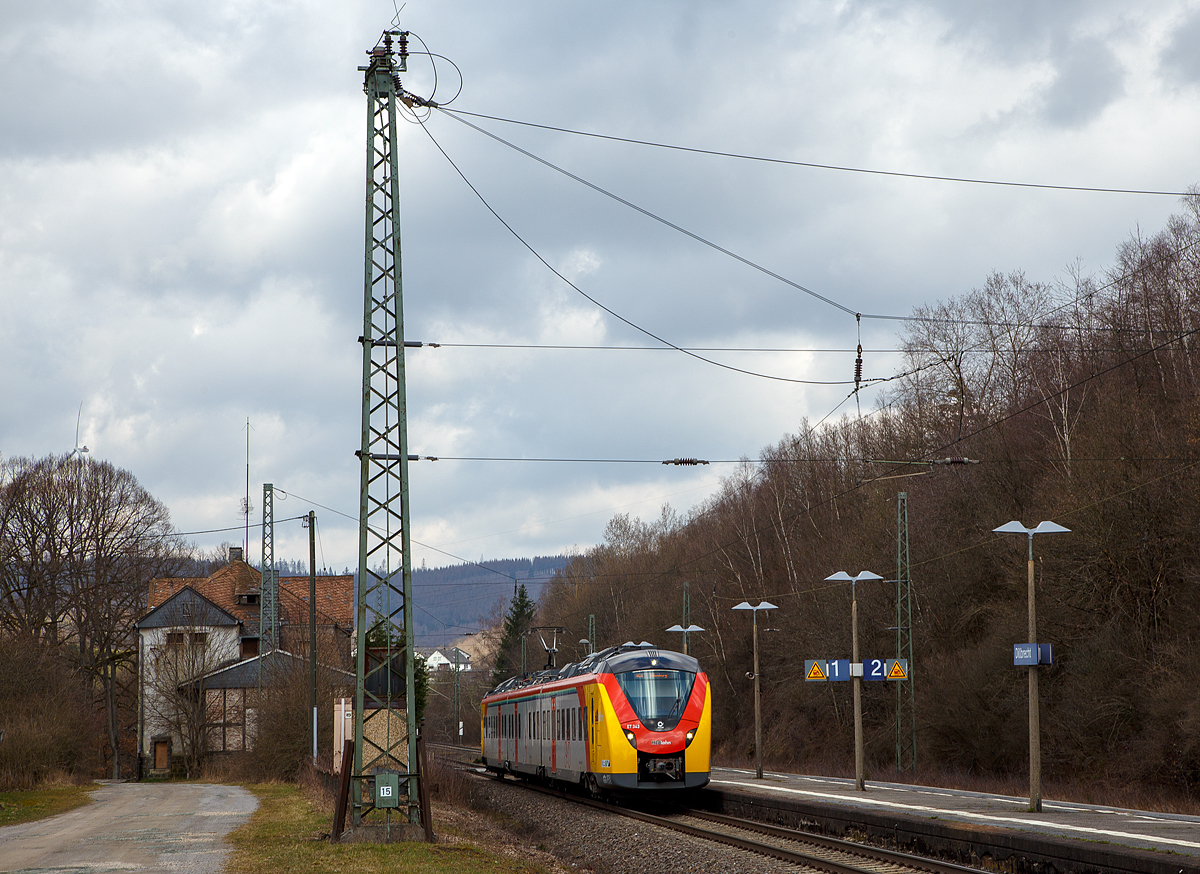 Der ET 343 (94 80 1440 343-0 D-HEB / 94 80 1441 843-8 D-HEB / 94 80 1441 843-8 D-HEB) ein dreiteiliger Alstom Coradia Continental der HLB (Hessische Landesbahn) am 26.03.2021 beim Halt, als RB 95  Sieg-Dill-Bahn  Siegen - Dillenburg, im Bahnhof Dillbrecht.