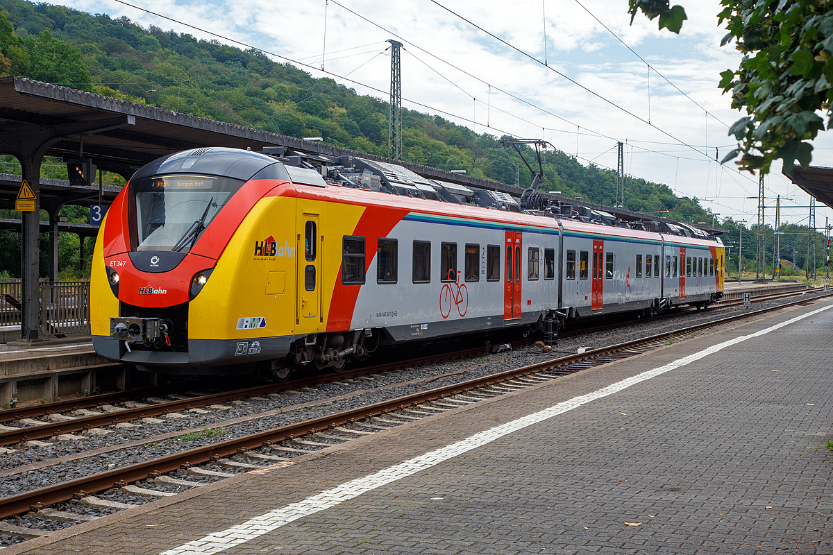 
Der ET 347 (94 80 1440 347-1 D-HEB / 94 80 1441 847-9 D-HEB / 94 80 1440 847-60D-HEB) ein dreiteiliger Alstom Coradia Continental der HLB (Hessische Landesbahn) steht am 21.08.2020, als RB 95  Sieg-Dill-Bahn  Dillenburg - Siegen , im Bahnhof Dillenburg zur Abfahrt bereit.

Der Triebzug wurde 2018 von ALSTOM Transport Deutschland GmbH in Salzgitter unter der Fabriknummer D04 1530 007 gebaut. 

