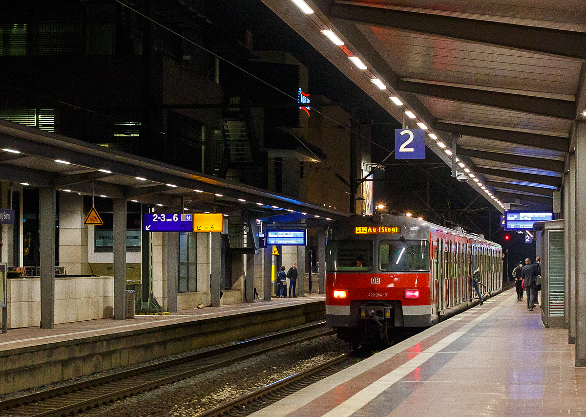 Der ET 420 464-0 / 420 964-9 der S-Bahn Köln hat am 16.05.2022 (um 23.00 Uhr), als S 12 nach Au (Sieg), den Bahnhof Siegburg/Bonn erreicht.