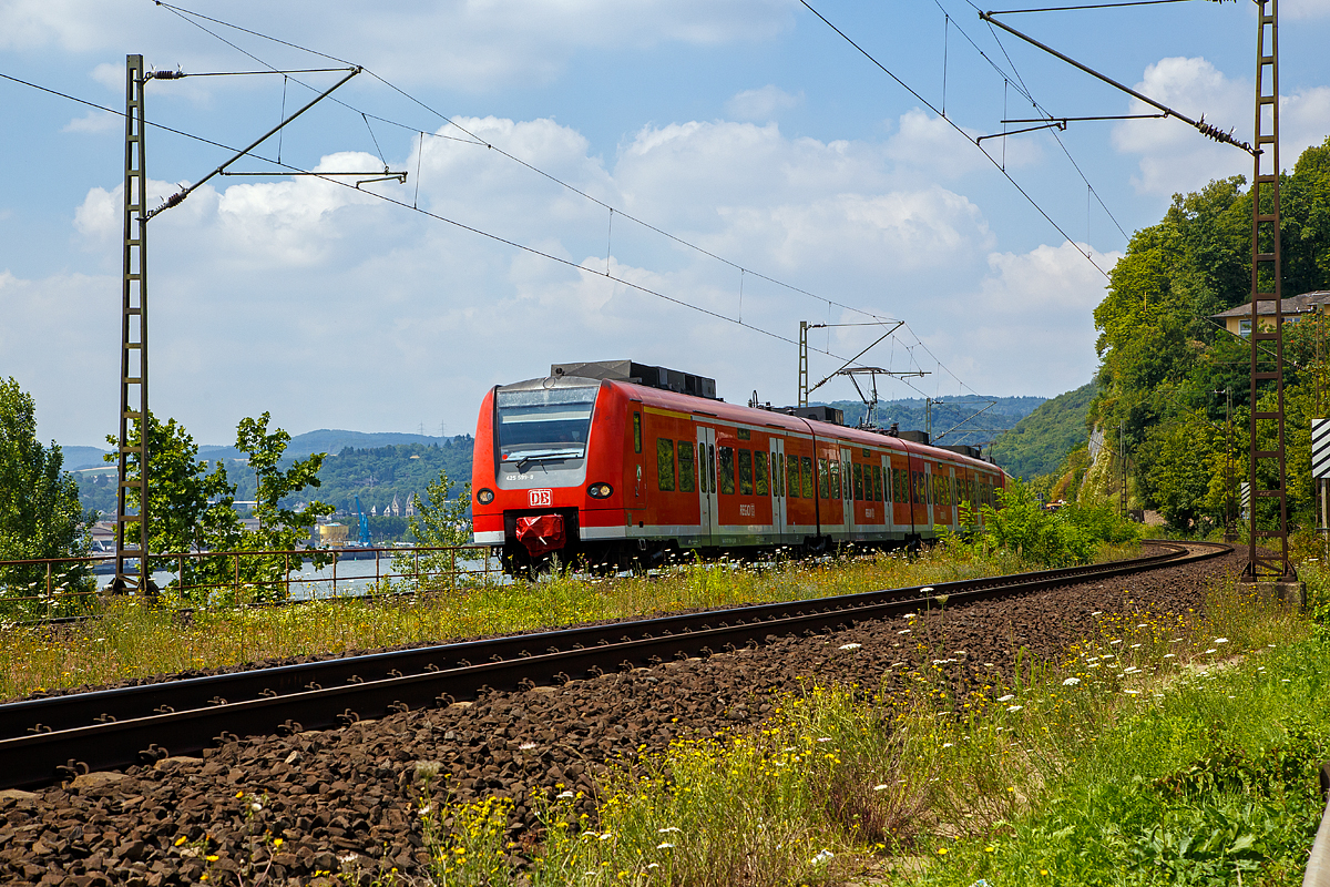 Der ET 425 599-8  und ein Weiterer der DB Regio NRW fahren als Zwei gekuppelte ET 425 der DB Regio (ET 425 599-8  und ein ein Weiterer) fahren am 07.07.2018, als RE 8 Rhein-Erft-Express (Mnchengladbach - Kln - Koblenz), durch Neuwied-Feldkirchen in Richtung Koblenz.