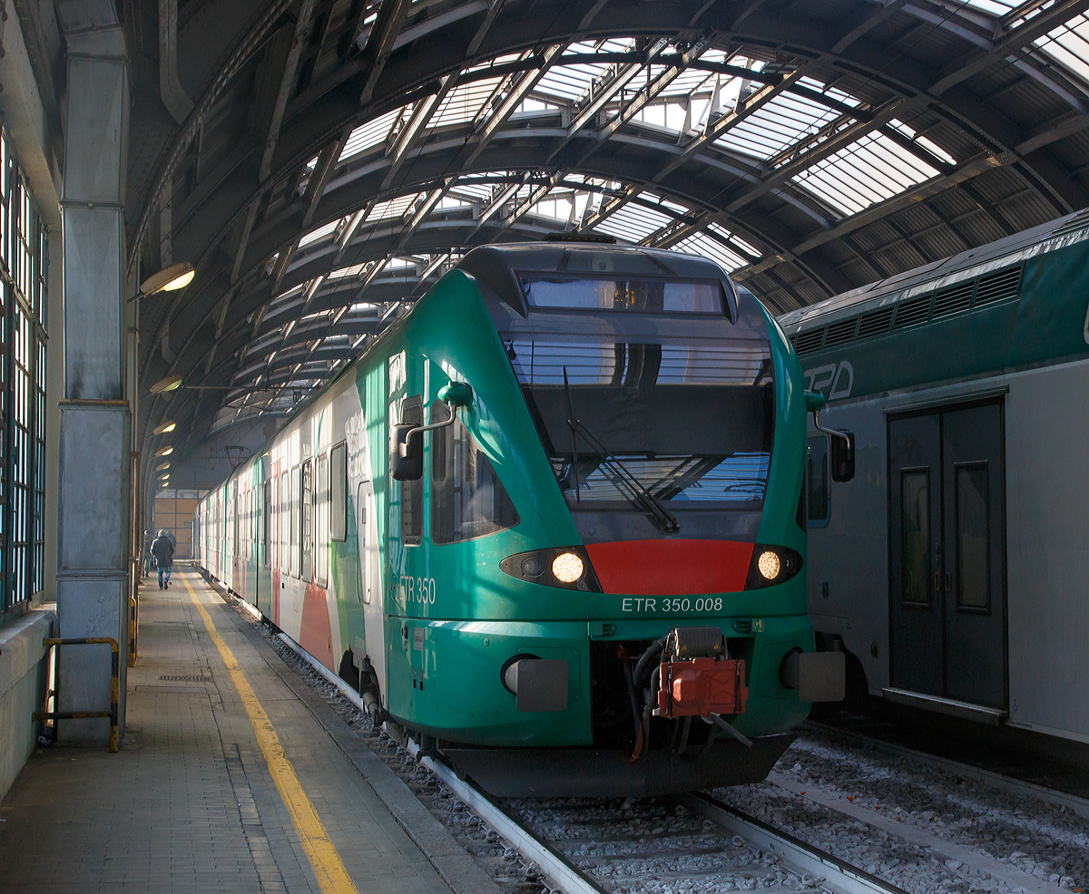 
Der ETR 350.008 der Ferrovie Emilia Romagna am 29.12.2015 im Bahnhof Milano Centrale (Mailand Zentral). 

Diese fünfteiligen elektrischen Niederflurtriebzüge vom Typ Stadler FLIRT haben eine Höchstgeschwindigkeit von 160 km/h und eine Speisespannung von 3 kV DC. Für die Ferrovie Emilia Romagna wurden 2012 von Stadler Rail und dem italienischen Schienenfahrzeugbauer AnsaldoBreda 12 dieser FLIRT gebaut, eine Option für 20 weitere Triebzüge besteht noch.

Technische Daten:
Spurweite: 1.435 mm (Normalspur)
Achsanordnung: Bo’+2’+2’+2’+2’+Bo’
Speisespannung: 3kV DC
Länge über Kupplung: 90.178 mm
Fahrzeugbreite: 2.880 mm
Fahrzeughöhe: 4.275 mm
Fußbodenhöhe Niederflur: 600 mm
Fußbodenhöhe Hochflur: 1.120 mm
Einstiegsbreite: 1.300 mm je Tür
Längsdruckkraft:1.500 kN
Sitzplätze: 269 
Klappsitze: 77
Stehplätze (4 Pers./m²): 350
Dienstgewicht: ca. 143 t
Motordrehgestell-Achsabstand: 2.700 mm
Laufdrehgestell-Achsabstand: 2.700 mm
Triebraddurchmesser: 860 mm
Laufraddurchmesser: 750 mm
Dauerleistung am Rad: 2.000 kW 
Max. Leistung am Rad: 2.700 kW
Anfahrzugkraft: 200 kN
Höchstgeschwindigkeit: 160 km/h
Anfahrbeschleunigung: 1,0 m/s²
Kupplung: Scharfenbergkupplung (Schaku) Typ 10

Quellen: Stadler Rail