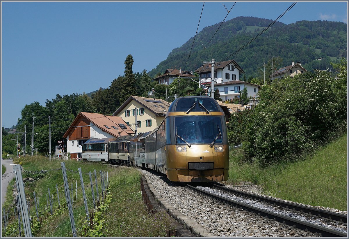 Der etwas ungewöhnlich zusammengesetzte MOB Panoramic Express PE 2119 auf dem Weg nach Montreux bei Planchamp. 

18. Mai 2020