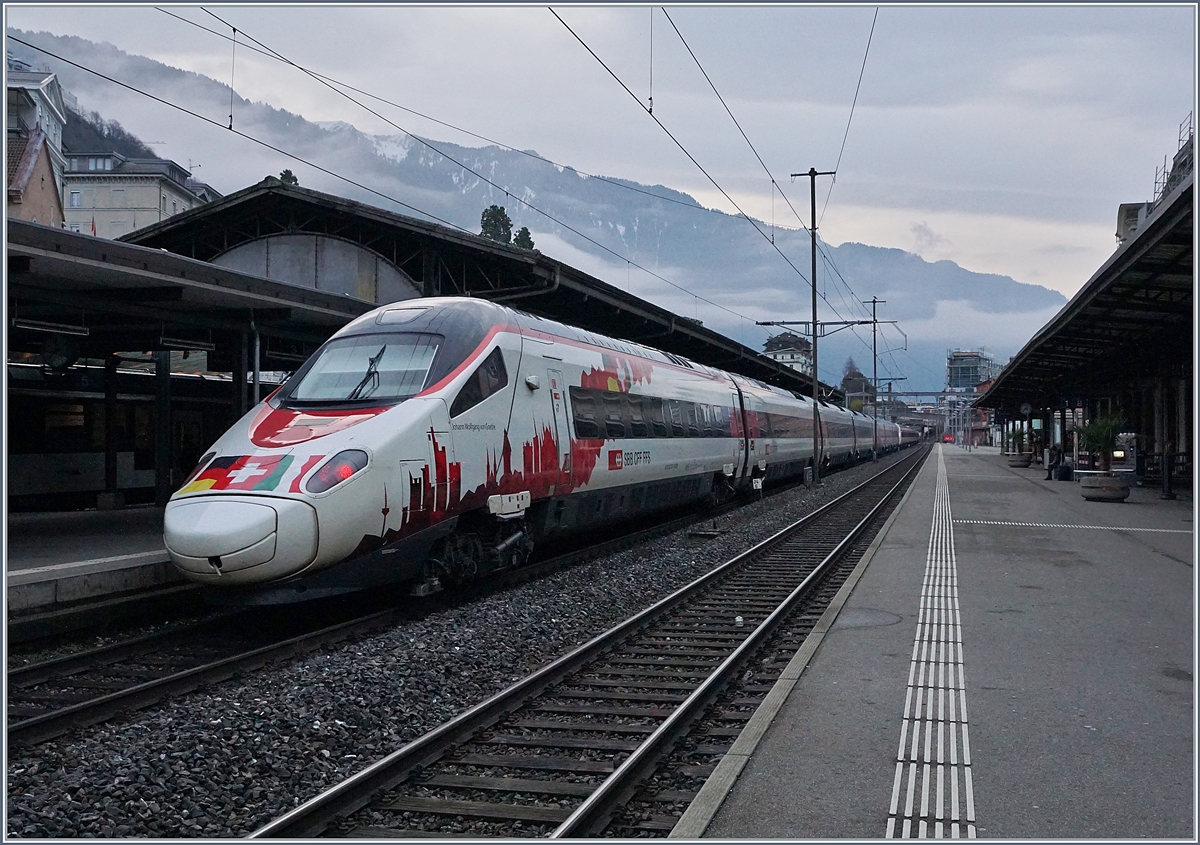 Der Eurocity 37 von Genève nach Venezia SL führte heute am Schluss als Verstärkung den RABe 503 022  Johann Wolfgang von Goethe  für Reisende bis Domodossola. 
Das Bild entstand bei der Abfahrt des Zuges in Montreux.
7. Jan. 2018