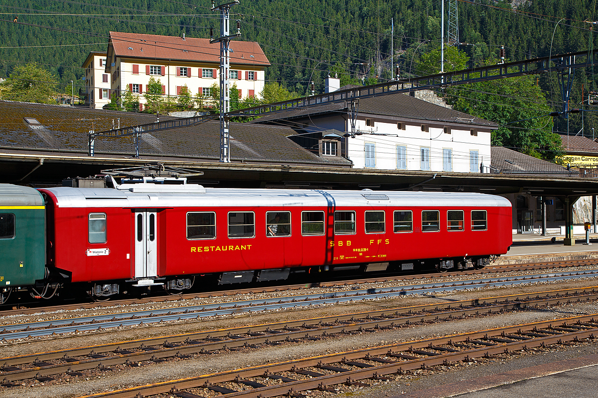 
Der EW I - Speisewagen SBB WR 50 85 88-33 700-8, ex WR 50 85 88-33 615-8, der SBB Historic, am 02.08.2019 im Bahnhof Göschenen, im Zugverband eines Sonderzuges mit Gotthard Krokodil Ce 6/8 II 14253. 

In den 1980er Jahren wurde der EW I - Speisewagen WRS 50 85 88-33 615-8 durch Kooperation von Le Buffet Suisse, der Käseunion und den SBB zum Speisewagen WR 50 85 88-33 700-8  „Chäs-Express“  umgebaut. 

TECHNISCHE DATEN:
Spurweite: 1.435 mm (Normalspur)
Länge über Puffer: 23.500 mm 
Drehzapfenabstand: 16.900 mm
Achsabstand im Drehgestell: 2.700 mm
Laufraddurchmesser: 900 mm (neu)
Wagenbodenhöhe: 1.100 mm 
Eigengewicht: 39 t
Bremse: O-R 49t (P39t)
Sitzplätze: 30
