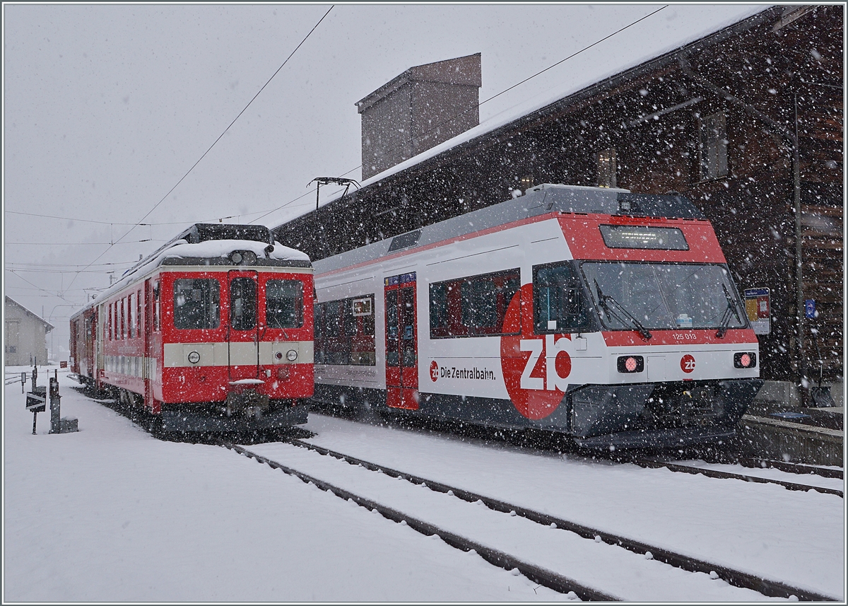 Der ex CEV Be 2/6 7004  Montreux, nun als Be 125 013 bei der Zentralbahn, ist in Innertkirchen eingetroffen, daneben steht der MIB (ex CJ) BDe 4/4 11. 
 
16. Mrz 2021