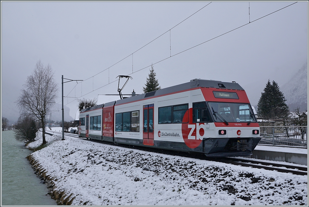 Der ex CEV Be 2/6 7004  Montreux, nun als Zentralbahn Be 125 013 unterwegs, verlässt nach einem kurzen Halt die Haltestelle Aareschlucht West in Richtung Meiringen. 

16. März 2021