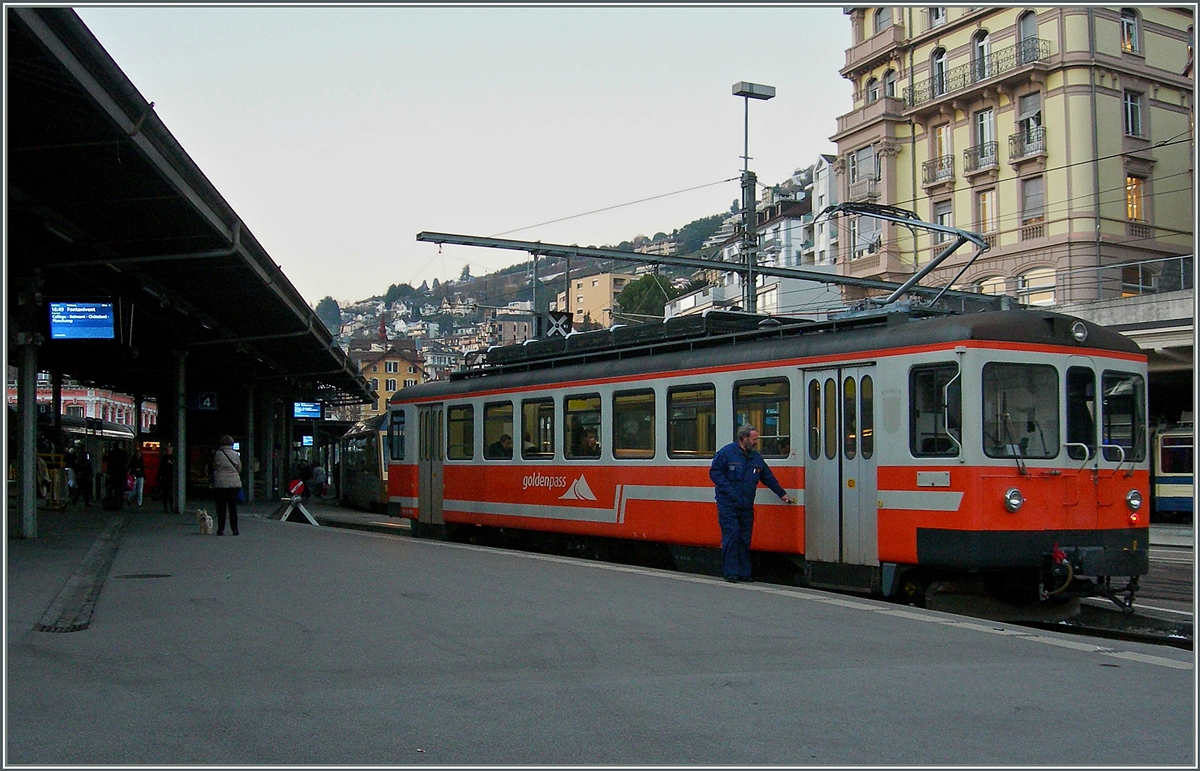 Der ex SNB Be 4/4 1007 ersetzt hin und wieder GTW im Regionalverkehr der MOB, hier als Regionalzug 2350 Montreux - Fontanivent kurz vor der Abfahrt in Montreux.
2. Dez. 2013