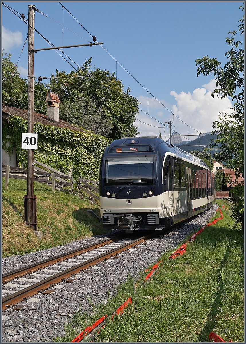 Der Fahrleitungsmast N° 23 mag nicht ganz so alt sein wie der Dent de Jaman im Hintergrund, dürfte aber schon eine Ewigkeit hier stehen. Als es vor gut fünfzehn Jahren darum ging, die Holzmasten durch Metalmasten zu ersetzen und dabei den Abstand von Mast zu Mast zu vergrössern, wehrte sich ein Anwohner mit Erfolg vor Gericht dagegen und so blieb der Fahrleitungsmast N° 23 in St-Légier stehen und trägt neuerdings sogar eine interessante Signaltafel mit der die hier einzuhaltende Höchstgeschwindigkeit angezeigt wird; bedeutend insofern, als dass die MVR die Höchstgeschwindigkeit seit dem 1. Juli 2019 um 25 % erhöht hat und nun auf dafür ausgebauten Streckenabschnitten mit bis zu 50 km/h unterwegs ist.

30. Juli 2019