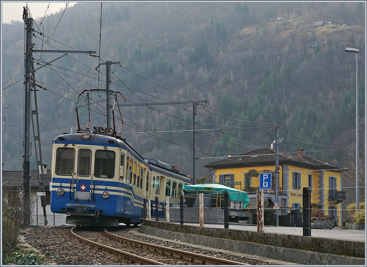 Der FART ABDe 6/6 31 Ticino auf seiner Fahrt als Regionalzug nach Camedo, erreicht Intragna.
20. März 2018