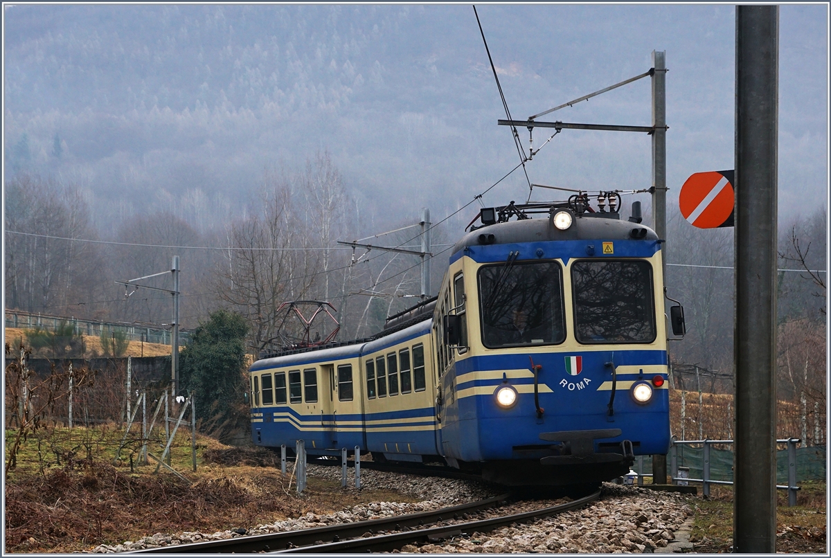 Der Ferrovia Vigezzina SSIF (Società subalpina di Imprese Ferroviarie) ABe 8/8 21 Roma ist als Schnellzug D 32 von Locarno nach Domodossola unterwegs und konnte hier kurz nach Trontano fotografiert werden.
31. Jan. 2017