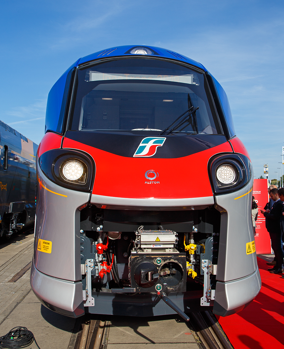 Der französische Hersteller Alstom präsentierte auf der InnoTrans 2018 in Berlin (18.09.2018) den ersten, für die italienische Trenitalia bestimmen, „pop“ den ETR 103 001 ein Alstom Coradia Stream.
Beim Coradia Stream handelt es sich um einen für den europäischen Markt entwickelten elektrischen Niederflurtriebzug für den Regional- und Intercity-Verkehr. 

Die Trenitalia erteilte Alstom im August 2016 einen Rahmenauftrag zur Lieferung von 150 Coradia-Zügen. Der Coradia Stream wird von der italienischen Eisenbahngesellschaft „Pop“ genannt und wird in verschiedenen italienischen Regionen eingesetzt. Er soll modular aufgebaut und damit einfacher für verschiedene Bedürfnisse anpassbar sein. Diese Lösung wird an verschiedene Konfigurationen und Kapazitätsanforderungen für den Regional- und Nahverkehr angepasst. Im Juni 2019 wurden die ersten drei von insgesamt 47 Zügen für den Einsatz in der Region Emilia-Romagna in den Fahrbetrieb aufgenommen.

TECHNISCHE DATEN:
Bezeichnung: ETR 103 (3-Teiler) / ETR 104 (4-Teiler)
Spurweite:  1.435 mm (Normalspur)
Achsformel: Bo'(2')(2')Bo' (ETR 103) / Bo'(2')(2')(2')Bo' (ETR 104)
Länge über Puffer: 65,7 m (ETR 103) / 84,2 m (ETR 104)
Höchstgeschwindigkeit: 160 km/h
Stromsystem: 3.000 V DC (=)
Sitzplätze:  239 (ETR 103) / 321 (ETR 104)

Auch die niederländische Eisenbahngesellschaft Nederlandse Spoorwegen (NS) bestellte 2016 und 2019 insgesamt 97 Züge. Die sogenannten „Intercity Nieuwe Generatie“-Züge sollen mit einer Höchstgeschwindigkeit von 200 km/h auf der Strecke Amsterdam–Rotterdam–Breda und im Korridor Den Haag–Eindhoven fahren. Eine Aufnahme des kommerziellen Betriebes ist für 2021 geplant. Die Züge können mit 25 kV AC (Hochgeschwindigkeitsstrecken) und 1,5 kV DC (konventionelles Netz) fahren und sind mit den Zugsicherungssystemen ATB und ETCS ausgerüstet. Ab 2025 sollen die Mehrsystemfahrzeuge auch auf der Intercity Direct–Linie nach Brüssel verkehren und sind sowohl auf das niederländische (1,5 kV DC/25 kV AC) als auch das belgische Stromnetz (3 kV DC/25 kV AC) zugeschnitten.