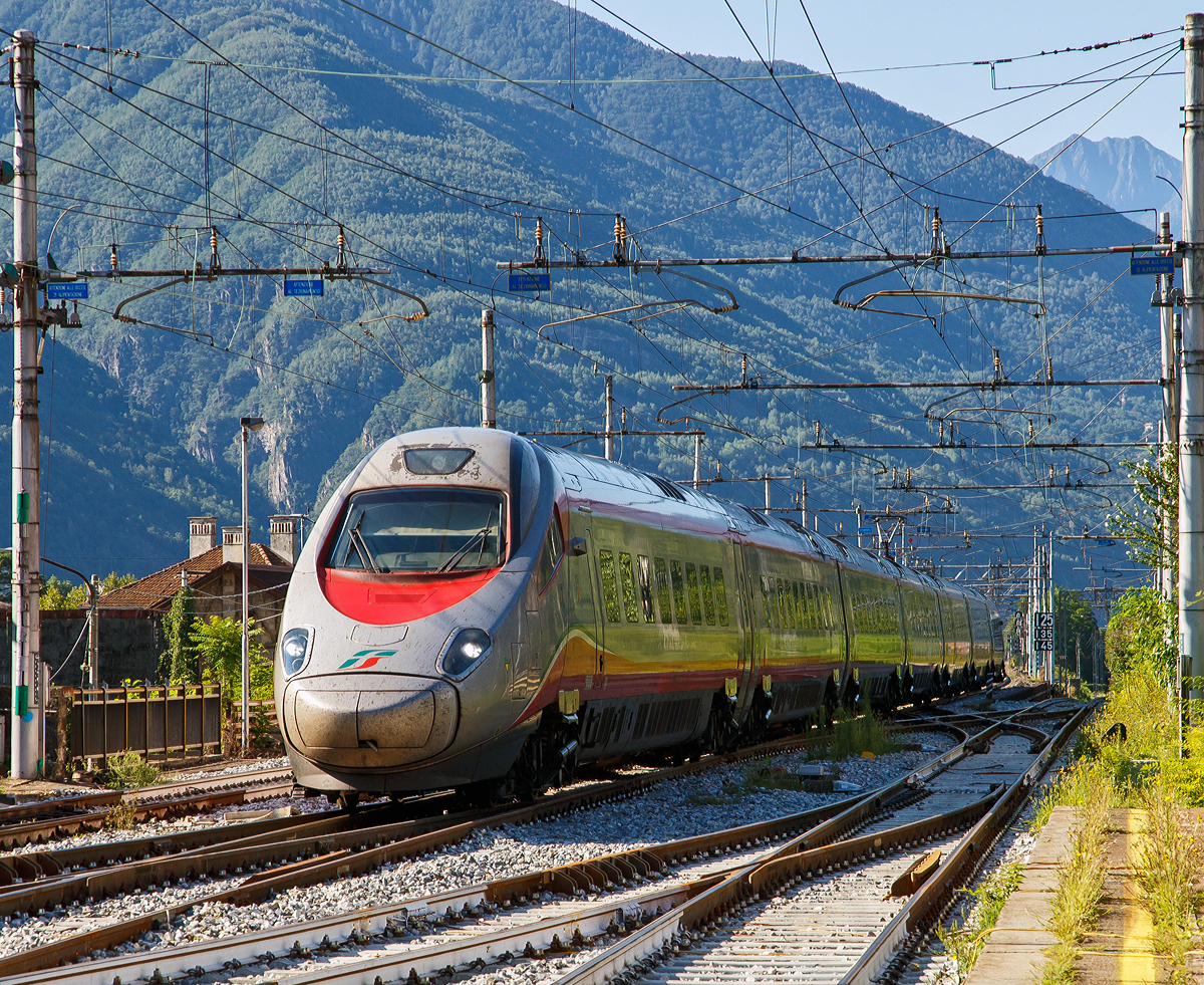 
Der  Frecciargento“  ETR 610.004 (von italienisch ElettroTreno Rapido 610) der 1. Serie  (93 85 5 610 004-9 CH-TI) der Trenitalia (100-prozentige Tochtergesellschaft der Ferrovie dello Stato) erreicht am 03.08.2019 den Bahnhof Domodossola.

Eigentlich ist die Einteilung unter Italien falsch die, da alle Trenitalia ETR 610 in der Schweiz registriert sind. 
