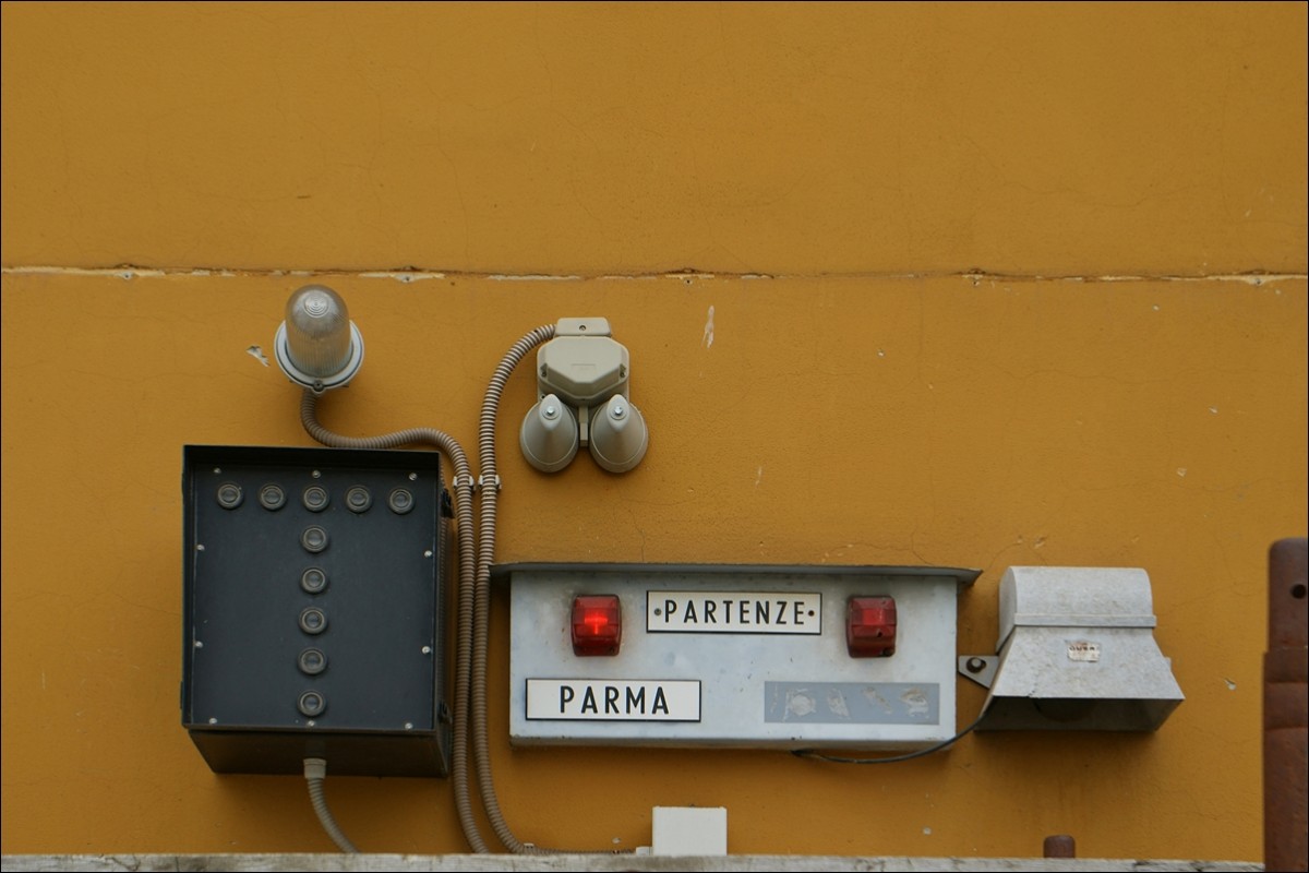 Der freundliche Capo Statione, welcher dem Don Camillo bei seiner Ankunft einen Schirm reichte, ist schon lngst verschwunden, nun knden nur noch diese Ksten die Ankunft des Zugs 11165 nach Parma an.
Brescello, den 14. Nov. 2013
