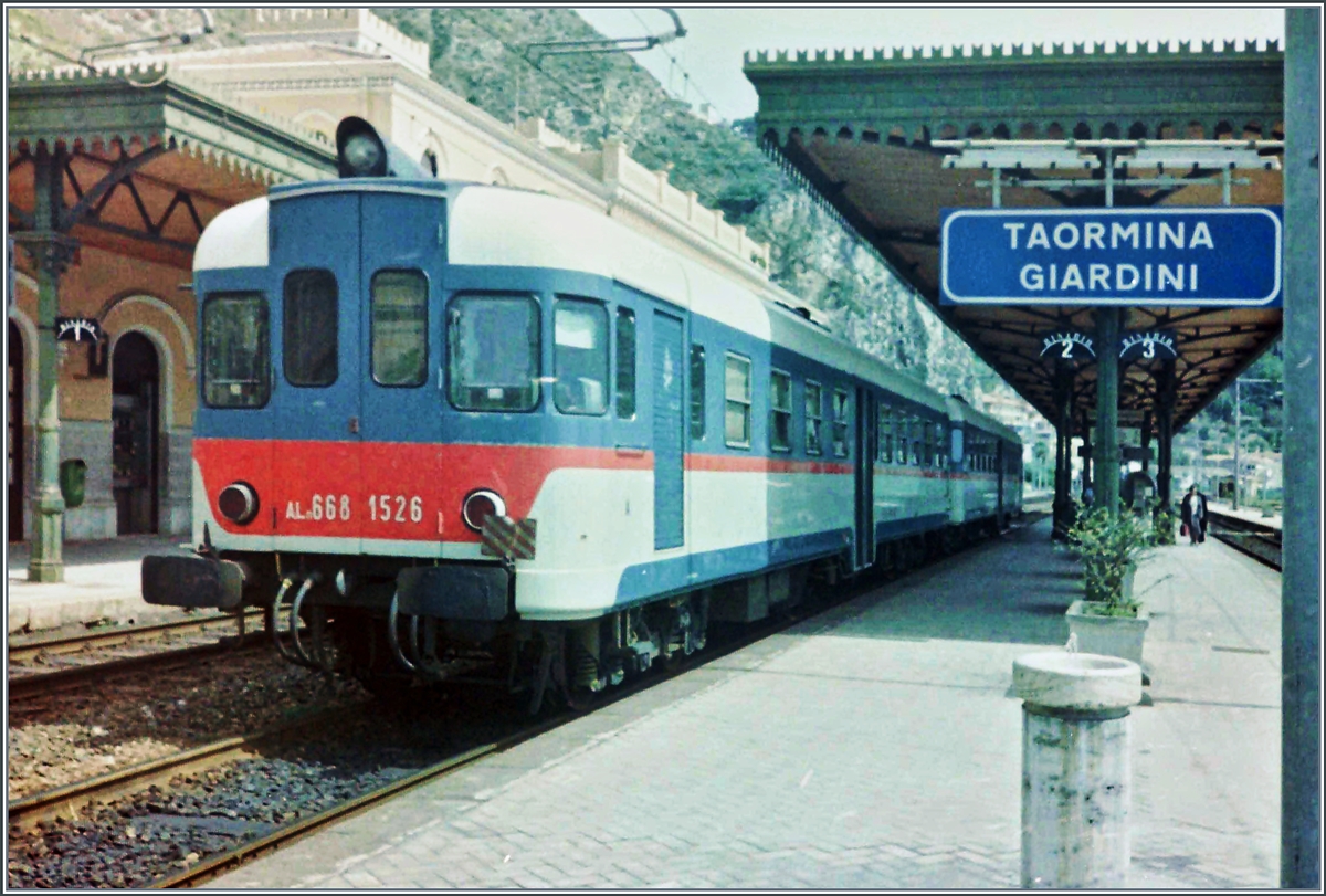 Der FS Aln 668 1526 wartet in Taormina Giradini auf die Abfahrt. 

Analogbild vom Mai 1988