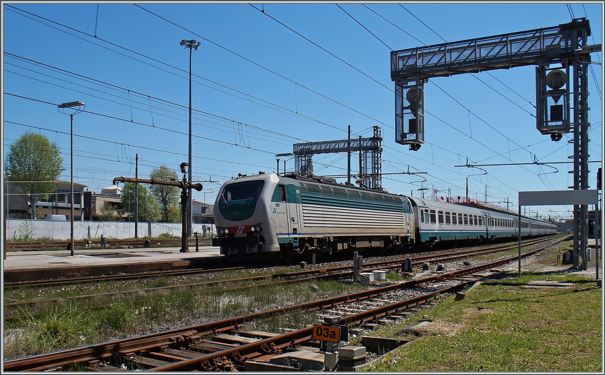 Der FS E 403.006 verlsst mit ihrem IC 510 von Salerno nach Torino Viareggio. 
21. April 2015