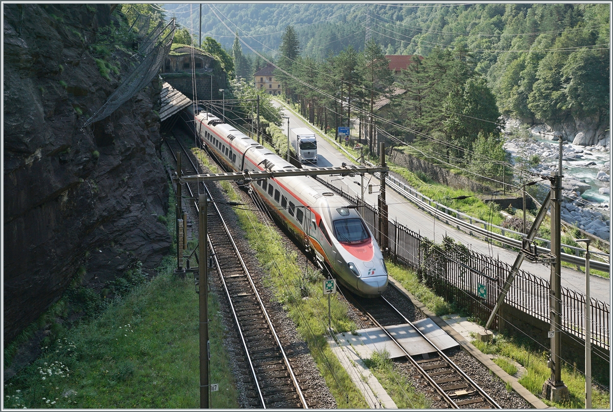 Der FS ETR 610 als EC 52 auf dem Weg von Milano nach Basel erreicht nun den 19803 Meter langen Simplontunnel. Der hintere Teil des Zuges befindet sich noch im 169 Meter langen Tunnel von Iselle. In diesem Tunnel befindet sich die Eigentumsgrenze zwischen der SBB und der FS. 144 Meter gehören der SBB. 
Mein Fotostandpunkt befindet sich auf einer kleinen Wiese auf dem Südportal des Simplontunnel, am Wanderweg von Iselle nach Traquera gelegen.

21. Juli 2021