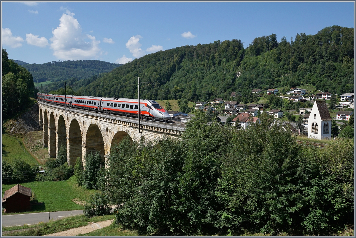 Der FS Trenitalia ETR 610 001 ist als (umgeleiteter) EC 10150 auf seiner Fahrt von Milano nach Basel bei Rümligen unterwegs.
18. Juli 2018