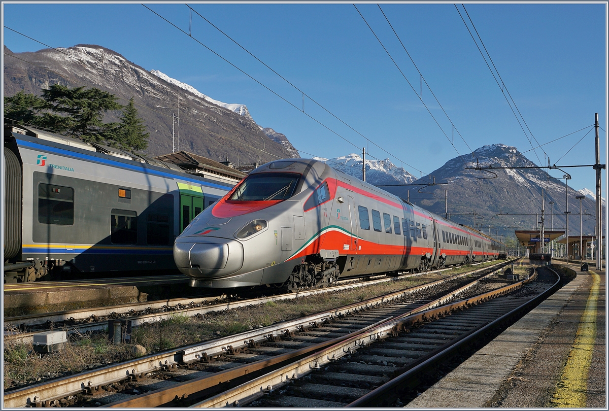 Der FS Trenitalia ETR 610 004 verlässt als EC 35 von Genève nach Milano Centrale den Bahnhof von Domodossola.

8. April 2019