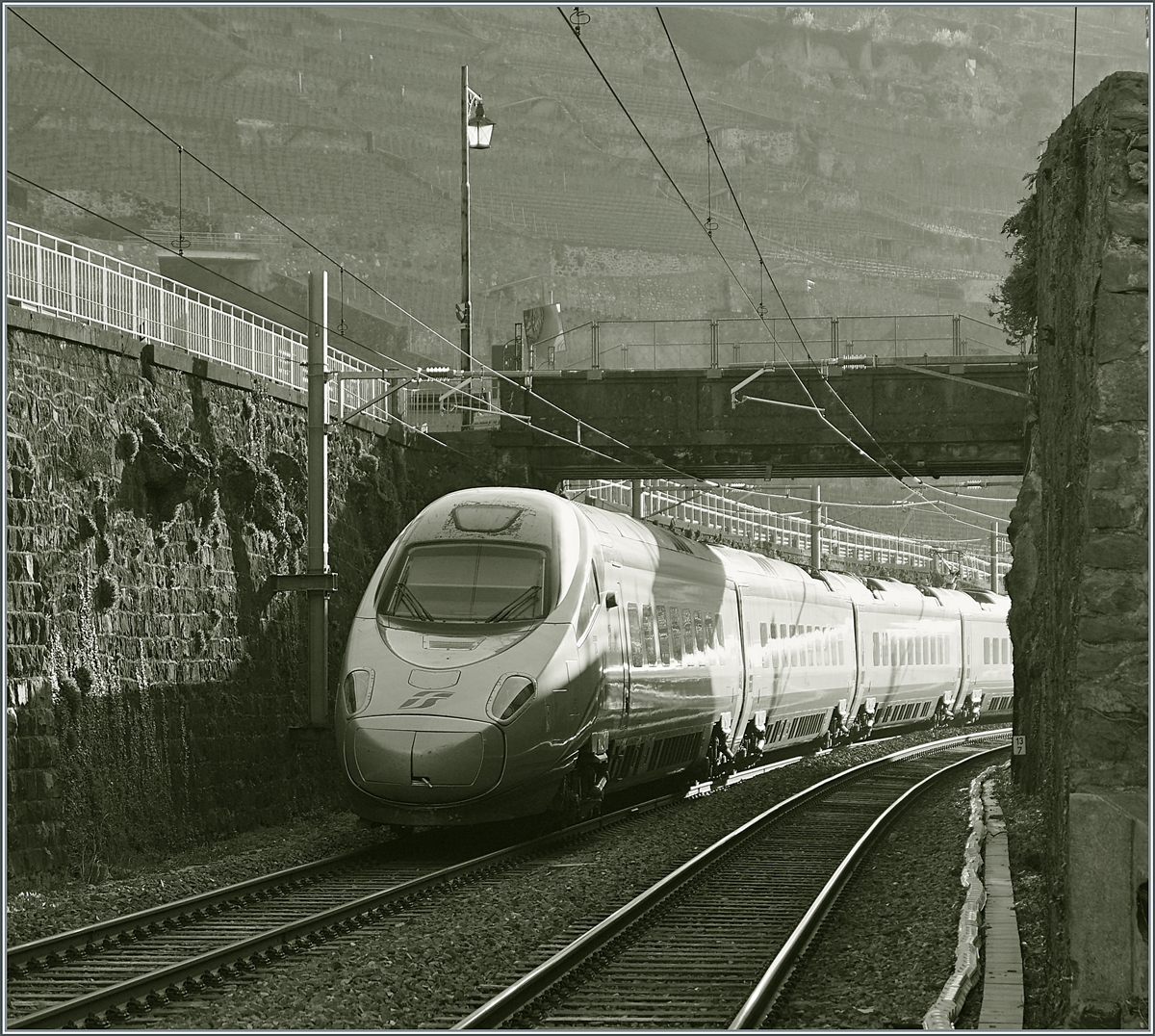 Der FS Trenitalia ETR 610 011 auf dem Weg als EC 37 nach Milano bei der Ausfahrt im Bahnhof von Rivaz. 

3. April 2021