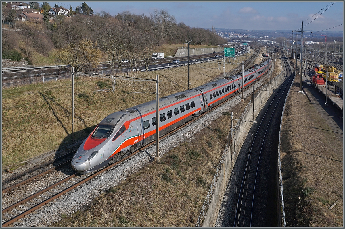 Der FS Trenitalia ETR 610 003 fährt kurz vor Denges-Ecahndens am Rangierbhanhof von Lausanne vorbei. Der Zug ist als Eurocity 32 auf dem Weg von Milano Centrale nach Genève Aéroport. 

4. Februar 2022