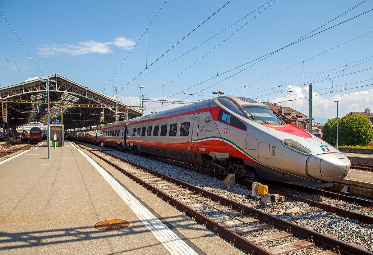 
Der FS Trenitalia  Frecciargento“ ETR 610 004 der 1. Serie (93 85 5 610 004-9 CH-TI) verlässt am 18.05.2018 den Bahnhof Lausanne.
ETR 610 ist die italienische Abkürzung ElettroTreno Rapido 610. Trenitalia  ist eine 100-prozentige Tochtergesellschaft der Ferrovie dello Stato.

Eigentlich ist die Einteilung unter Italien falsch die, da alle Trenitalia ETR 610 in der Schweiz registriert sind. 