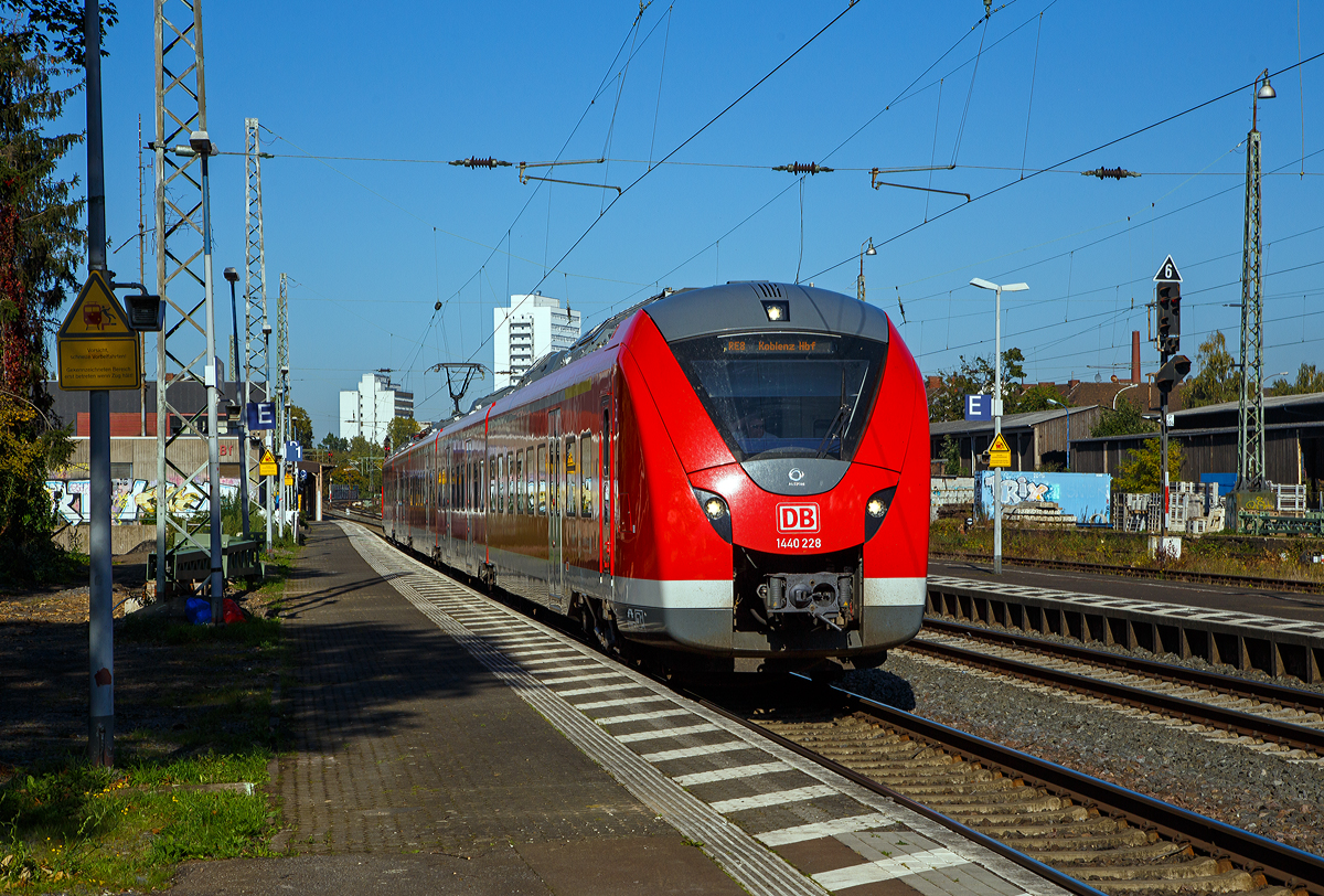 Der fnfteilige Alstom Coradia Continental mit modifiziertem Kopf 1440 228 / 1440 728der DB Regio NRW fhrt am 08.10.2021, als RE 8  Rhein-Erft-Express  (Mnchengladbach - Kln - Koblenz), vom Bahnhof Bonn-Beuel weiter in Richtung Koblenz.