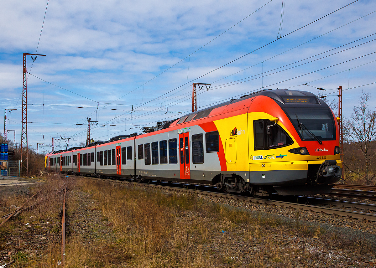 Der fünfteilige Stadler FLIRT 429 543 / 043 der HLB (Hessischen Landesbahn), fährt am 20.03.2021, als RE 99 (Main-Sieg-Express) Siegen - Gießen, durch Rudersdorf (Kr. Siegen), an der Dillstrecke (KBS 445), in Richtung Dillenburg.