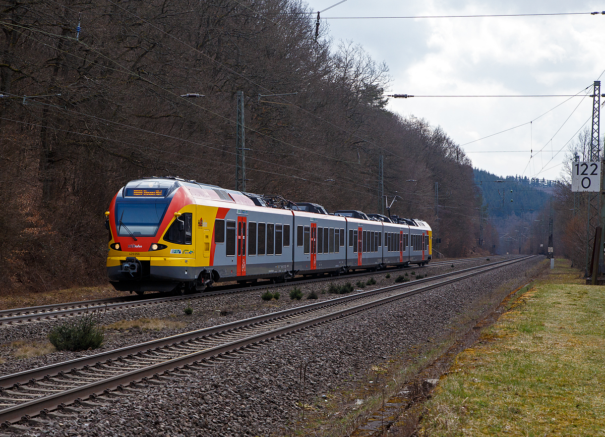 Der fünfteilige Stadler FLIRT 429 050 / 550 der HLB (Hessischen Landesbahn), rauscht am 26.03.2021, als RE 99 (Main-Sieg-Express) Frankfurt am Main - Gießen - Siegen, durch den Hp Dillbrecht an der Dillstrecke (KBS 445), in Richtung Siegen.