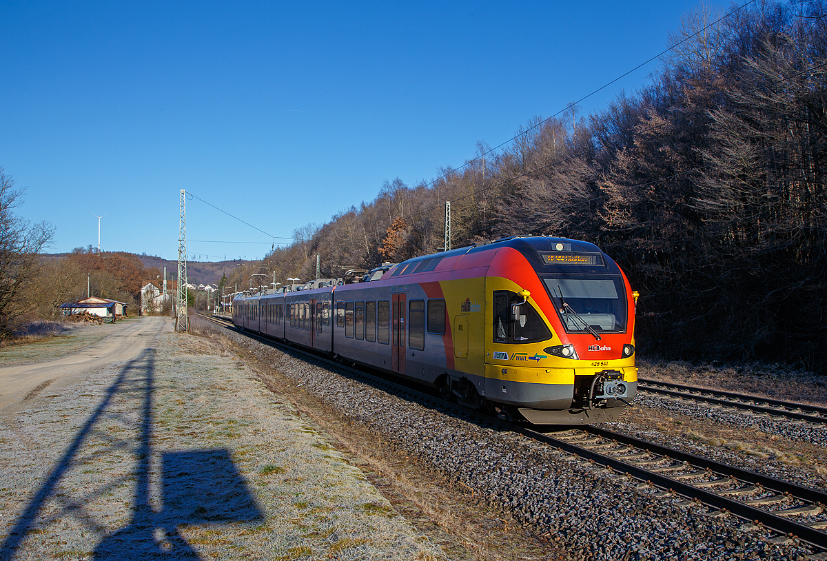 Der fünfteilige Stadler FLIRT 429 541 / 041 der HLB (Hessischen Landesbahn), fährt am 21.12.2021, als RE 99 (Siegen – Gießen), vom Bahnhof Dillbrecht an der Dillstrecke (KBS 445), weiter in Richtung Dillenburg.
Wobei eigentlich ist es nun eher ein RB als RE, denn seit dem Fahrplanwechsel Dezember 2021 und dem Einzug der IC 2 auf der Strecke, halten teilweise RE 99 Verbindungen der HLB zwischen Siegen und Dillenburg an allen Haltepunkten. 

Der fünfteilige Stadler FLIRT wurde 2010 von der Stadler Pankow GmbH in Berlin gebaut und an die Hessische Landesbahn (Butzbach) geliefert. Die HLB hat 10 dieser fünfteiligen Niederflur-Elektrotriebwagen vom Typ Stadler FLIRT der BR 429 sowie 3 dreiteilige Stadler FLIRT der BR 427 im Fahrzeugbestand.

Die Bezeichnung „FLIRT“ steht für „Flinker Leichter Innovativer Regional Triebzug“. Seit Dezember 2010 sind für die HLB die dreiteiligen (Baureihe 427) und fünfteiligen (Baureihe 429) elektrischen Niederflurtriebzüge des Typs FLIRT der Firma Stadler Pankow GmbH im „Main-Lahn-Sieg-Netz“ im Einsatz. Die Triebzüge entsprechen höchsten Komfortansprüchen und sind in Aluminium-Leichtbauweise gebaut.

TECHNISCHE DATEN:
Spurweite: 1.435 mm (Normalspur)
Achsanordnung: Bo’+2’+2’+2’+2’+Bo’
Länge über Kupplung: 90.400 mm
Fahrzeugbreite: 2.880 mm
Eigengewicht: 139.100 kg
Sitzplätze: 300 (1. Klasse 16 / 2. Klasse 284)
Türen pro Fahrzeugseite: 5
Motordrehgestell-Achsabstand: 2.500 mm
Laufdrehgestell-Achsabstand: 2.700 mm
Triebraddurchmesser: 920 mm
Laufraddurchmesser: 760 mm
Leistung: 1.600 kW
Höchstgeschwindigkeit: 160 km/h
Anfahrbeschleunigung: 0,87 m/s²
Kupplung: Scharfenbergkupplung (Schaku) Typ 10

Weitere Merkmale:
•	Niederfluranteil > 90 %
•	Großzügige Multifunktionsabteile in den Einstiegsbereichen
•	Serienmäßige Klimaanlage
•	Barrierefreiheit nahezu im gesamten Fahrzeug, inkl. barrierefreien WC-Systems
•	Videoüberwachungskameras für mehr Sicherheit
•	Flexibel einsetzbare Rampe
•	Wiedereinspeisung von Strom über die Oberleitung durch Bremsenergierückgewinnung
•	1. und 2. Klasse-Abteile mit Steckdosen

