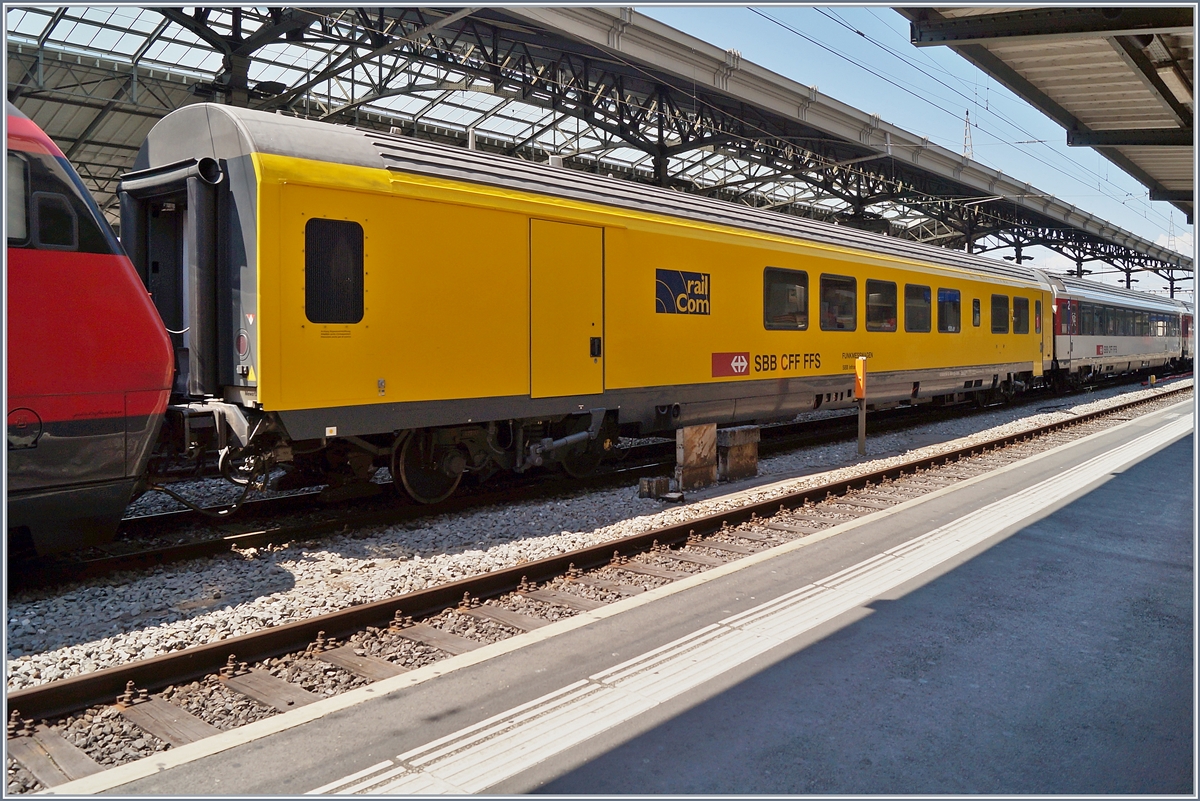 Der Funkmesswagen MEWA 2012, X 60 85 99-90 108-9 CH-SBBI in Lausanne. Der Messwagen wurde 2012 in Betrieb genommen und ist mit Messempfängern, Testgeräten für Mobilfunk, Messantennen und Computern ausgestattet. Im Wagen sind ausserdem Systeme zur Messung von Services (analoger Funk, GSM-R, Polycom, GSM, UMTS und LTE) installiern. (Quelle SBB)

24. Juni 2020