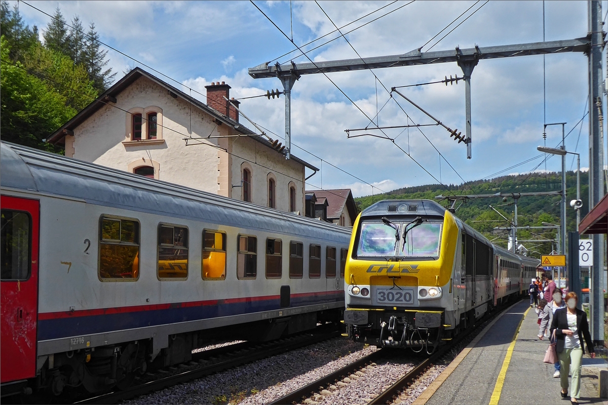 Der Gegenzug wird von CFL Lok 3020 in den Bahnhof von Kautenbach gezogen, er wird nach einem kurzen Halt seine Reise über Michelau – Ettelbrück in Richtung Luxemburg vortsetzen. Ab 14 Uhr fährt der aus dem Norden kommende Zug auf diesem Gleis ein. 23.05.2019 (Hans)