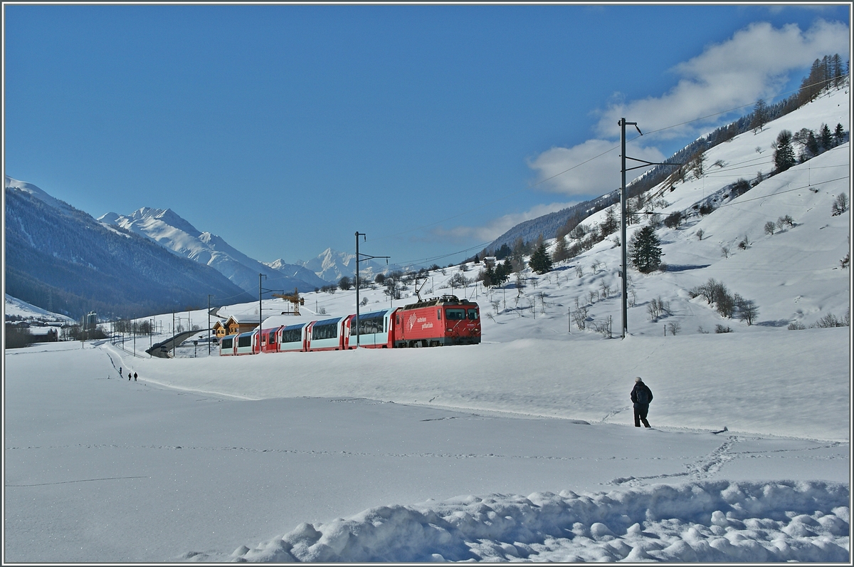 Der Glacier-Express 902 von Zermatt nach St. Moritz erreicht Münster (VS)
20. Feb. 2014