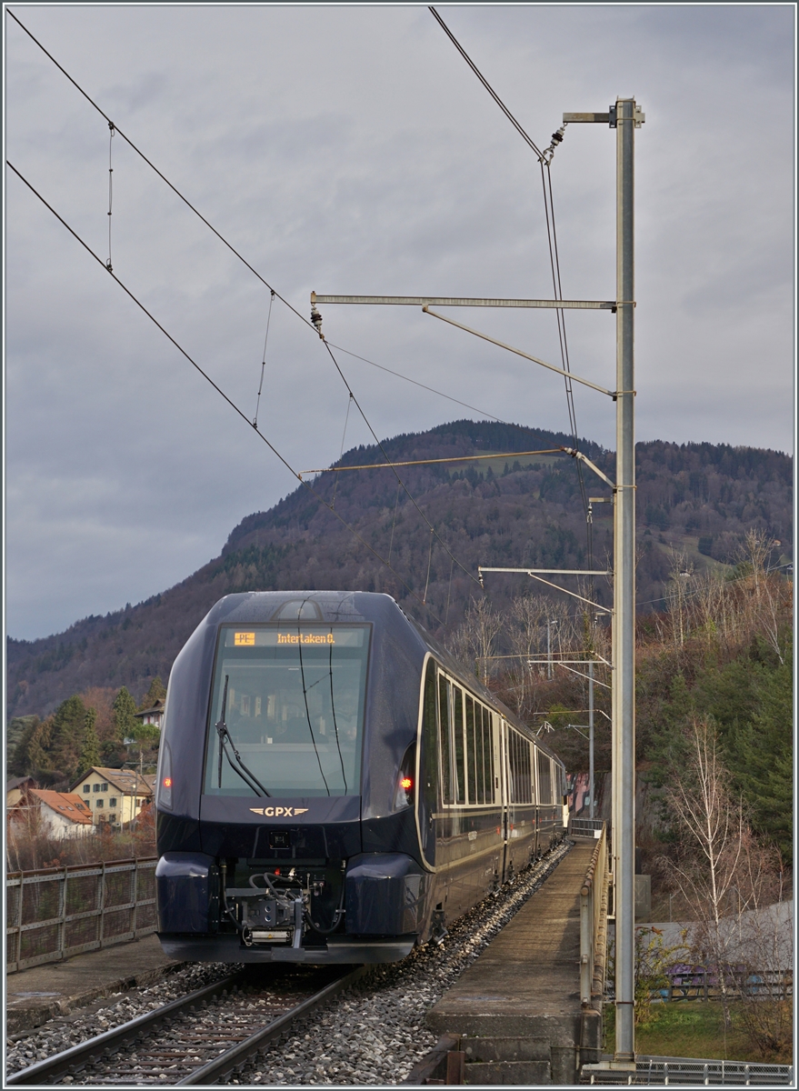 Der GoldenPass Express GPX 4068 auf den Weg nach Interlaken Ost bei Châtelard VD.
Die eigentliche  GoldenPass  Destination wäre eigentlich Luzern. Und allem Zweifel zum trotz könnte der GPX mit technisch machbaren  Modifikationen  bis nach Luzern verkehren, doch zur Zeit ist dies kein vorrangiges Ziel der MOB, insbesondere auch, da kaum jemand die gesamte  Strecke fahren würde.  

26. Dezember 2022
