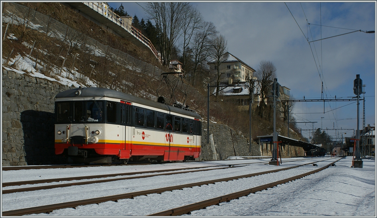 Der gut sechzig jährige CMN BDe 4/4 N° 5 verlässt Le Locle Richtung Les Brents.
18. Jan. 2010