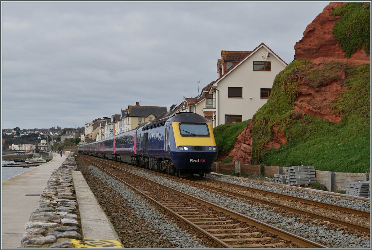 Der GWR HST 125 Class 43 6.45 Service von Penzance nach London Paddington erreicht kurz nach Dawlish die  Roten Felsen . 
18. April 2016 