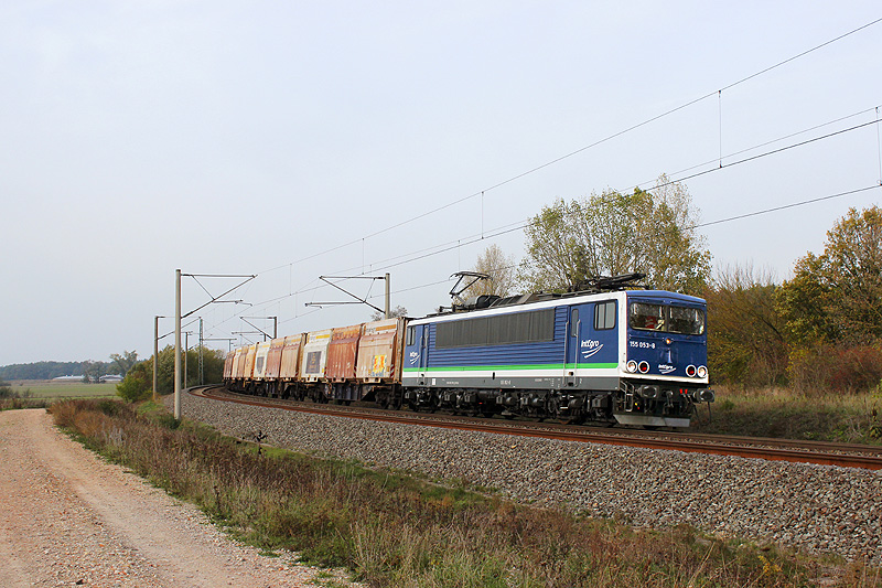 Der Hackschnitzelzug Kodersdorf - Niedergörne fährt derzeit oft mit der Press 155 053, hier hat sie am 01.11.2019 den Leerzug nach Kodersdorf am Haken.