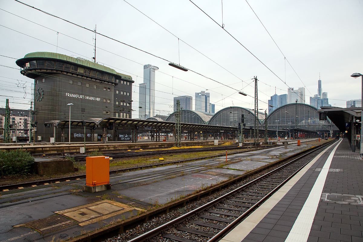 
Der Hauptbahnhof Frankfurt am Main am 16.12.2017. 

Links das Stellwerk Frankfurt (Main) Hbf am 07.12.2013. Das 20 Meter hohe Bauwerk wurde 1957 gebaut, bis 2005 war das Stellwerk besetzt, heute wird das Stellwerk aus der Betriebszentrale Frankfurt am Main von sechs Fahrdienstleitern und einem Knotendisponenten fernbedient. 