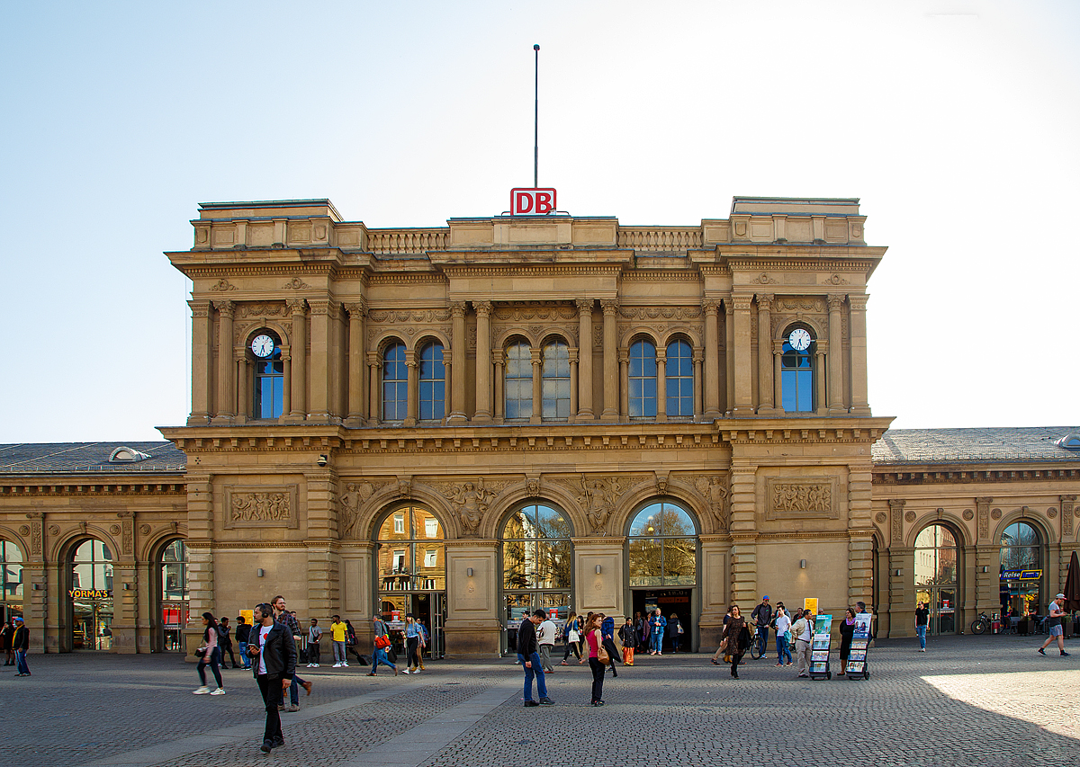 
Der Haupteingang vom Empfangsgebude Mainz Hauptbahnhof am 07.04.2018.