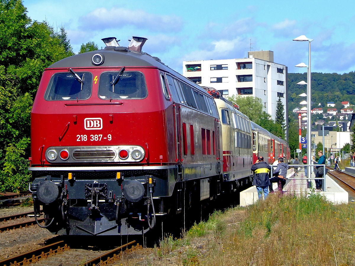 Der historische TEE-Rheingold steht am 30.08.2009 im Bahnhof Biedenkopf zur Abfahrt nach Bad Laasphe zum Bahnhofsfest bereit. Da die Strecke keine Elektrisierung hat, kam ungewöhnliche Lokbespannung zum Einsatz: Vorne 218 105-5 in verkehrsrot, 3 Rheingoldwagen und 103 235-8 und hinten 218 387-9 in altrot. Der Zug konnte mit normalen Nahverkehrsticket befahren werden