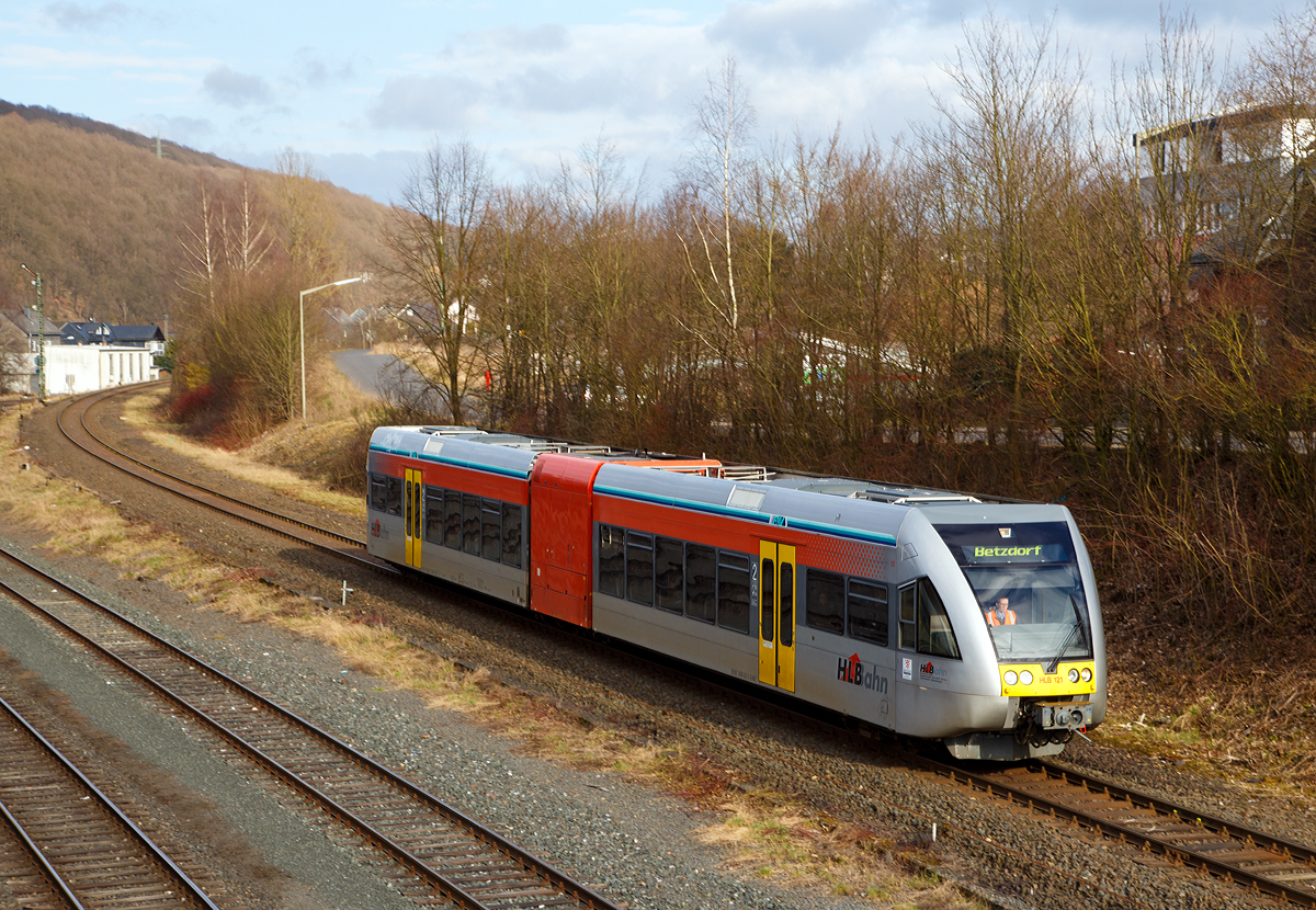 
Der HLB 121 bzw. VT 526 121  (95 80 0946 421-4 D-HEB / 95 80 0646 421-7 D-HEB / 95 80 0946 921-3 D-HEB) ein  Stadler GTW 2/6 der HLB (Hessische Landesbahn GmbH) fährt am 15.03.2016, als RB 96  Hellertalbahn   die Verbindung Dillenburg - Haiger - Neunkirchen - Herdorf - Betzdorf), hier erreicht er nun bald den Bahnhof Herdorf. 

Der Triebzug wurde 2000 von der Deutsche Waggonbau AG (DWA) unter der Fabriknummer 526/003 gebaut.