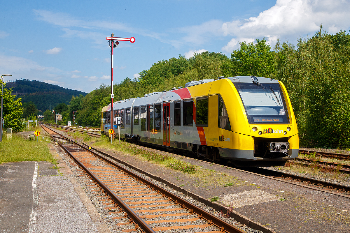 Der HLB VT 506 (95 80 1648 106-0 D-HEB / 95 80 1648 606-9 D-HEB) ein Alstom Coradia LINT 41 der neuen Generation der HLB (Hessische Landesbahn GmbH) fährt am 04.06.2022, als RB 96  Hellertalbahn  (Betzdorf - Herdorf – Neunkirchen/Siegerl.), vom Bahnhof Herdorf weiter in Richtung Neunkirchen.