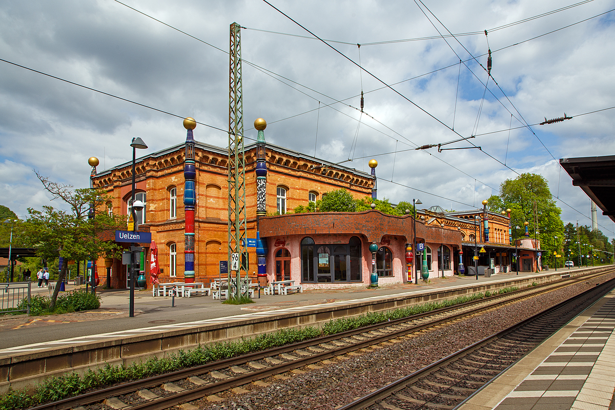 Der Hundertwasser-Bahnhof Uelzen und das Empfangsgebäude von der Gleisseite (Gleis 103) am 14.05.2022.

Der Bahnhof Uelzen ist ein Kreuzungsbahnhof in Uelzen am Ostrand der Lüneburger Heide im Nordosten Niedersachsens. Das ursprüngliche Empfangsgebäude wurde im Zuge eines Expo 2000-Projektes nach den Plänen des österreichischen Künstlers Friedensreich Hundertwasser (Wien) umgebaut. Der Bahnhof wird als „Umwelt- und Kulturbahnhof“ unter dem Namen Hundertwasser-Bahnhof Uelzen vermarktet und ist heute eine Touristenattraktion der Stadt. 

Leider hat auch hier die Corona Pandemie ihre Spuren hiterlassen, als wir 2003 dort waren war es ein sehr lebendiger Bahnhof.