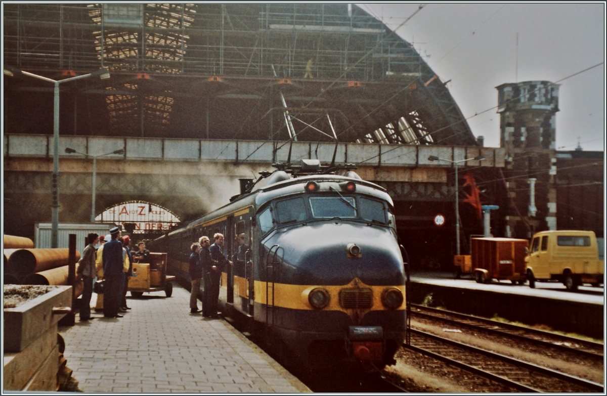 Der IC 180 ist in Amsterdam CS unter grosser Rauchentwicklung eingetroffen.
29. Juni 1984