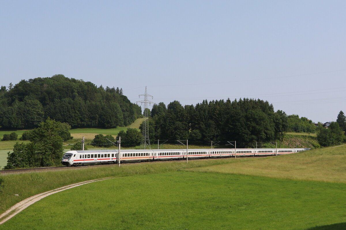 Der  IC Knigssee  kam diesmal mit Steuerwagen voraus aus Freilassing. Am Zugende befand sich 101 069. Aufgenommen am 10. Juni 2025 bei Vachendorf.